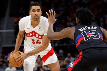  Toronto Raptors center Jontay Porter (34) is defended by Detroit Pistons center James Wiseman (13) 