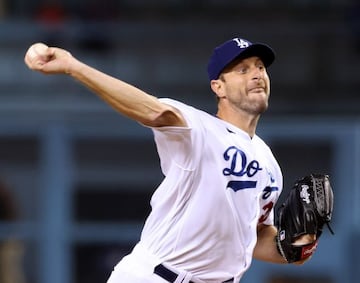 LOS ANGELES, CALIFORNIA - SEPTEMBER 29: Max Scherzer #31 of the Los Angeles Dodgers pitches during the first inning against the San Diego Padres at Dodger Stadium on September 29, 2021 in Los Angeles, California.   Harry How/Getty Images/AFP == FOR NEWSP