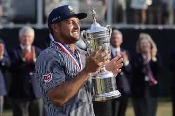 Pinehurst (United States), 17/06/2024.- Bryson DeChambeau of the US holds up his 2024 US Open Championship trophy after winning the golf tournament at Pinehurst No. 2 course in Pinehurst, North Carolina, USA, 16 June 2024. EFE/EPA/ERIK S. LESSER